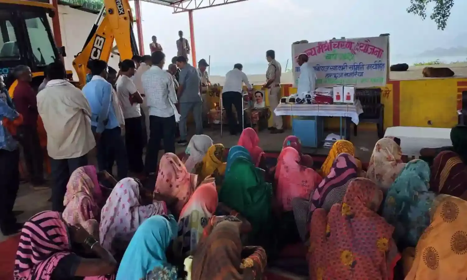 तेंदूपत्ता संग्राहकों को प्रदान किए जूता, चप्पल व अन्य आवश्यक सामग्री