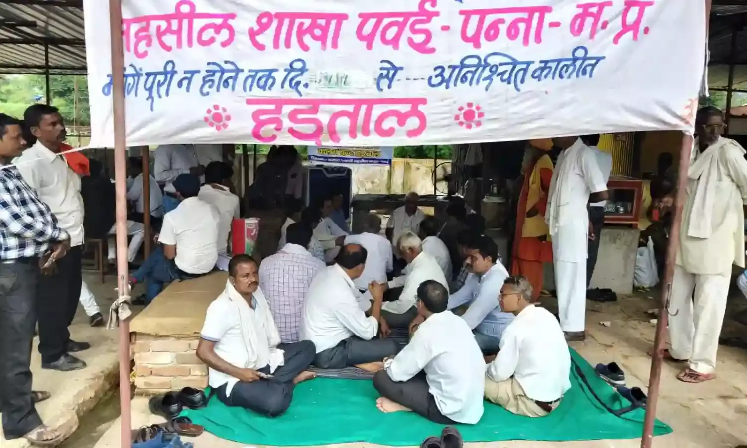 १८वें दिन भी जारी रही पटवारियों की कलमबंद हडताल