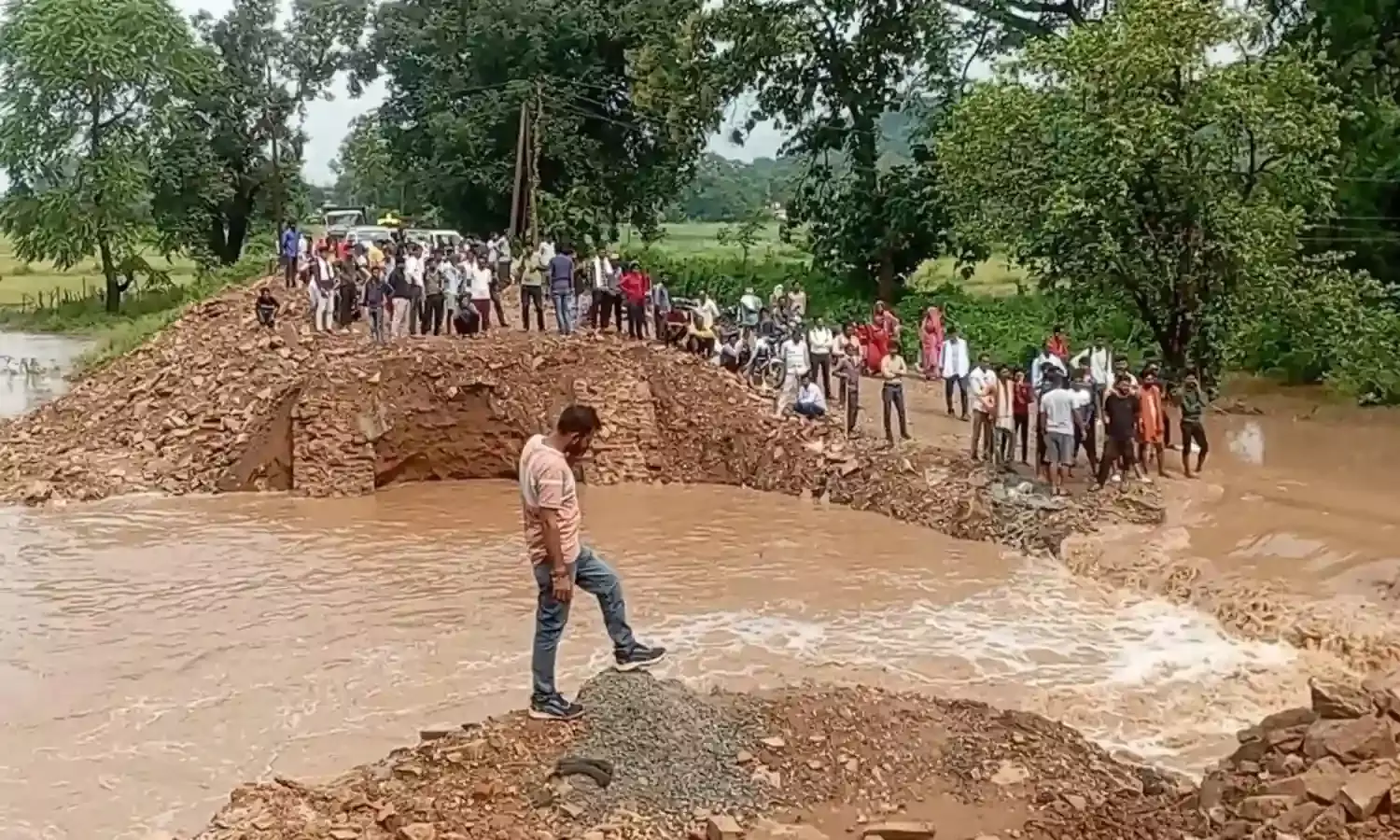 पन्ना-पहाडीखेरा मार्ग में आवागमन हुआ ठप्प, लक्ष्मीपुर के समीप निर्माणाधीन पुलिया में भरा पानी