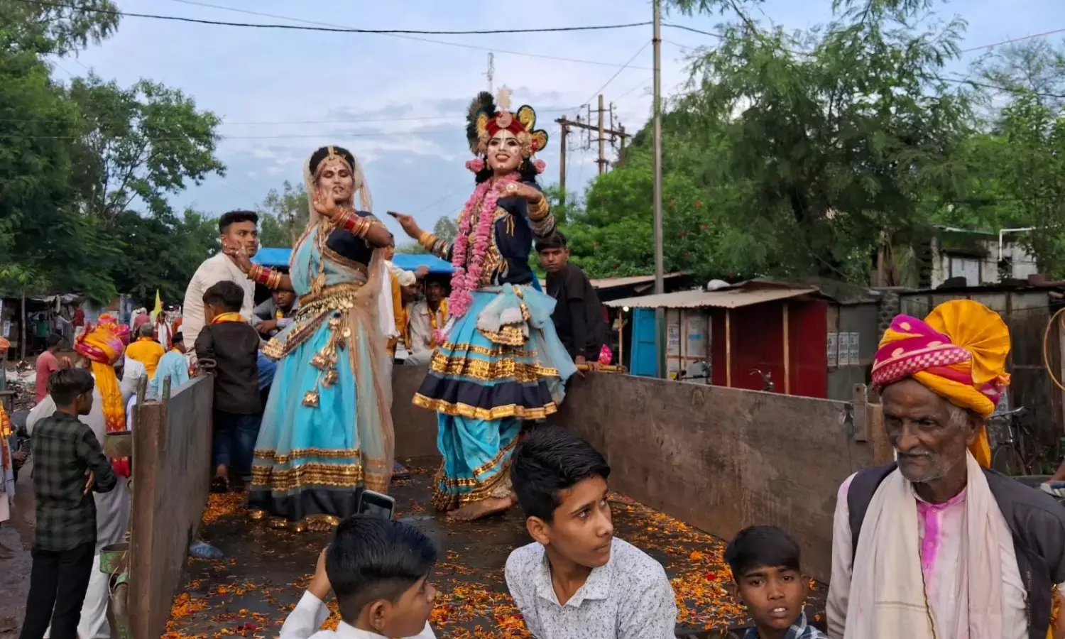 गाजे-बाजे के साथ यादव समाज ने निकली शोभायात्रा