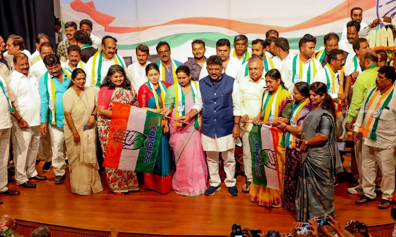 कर्नाटक में भाजपा, जेडीएस के 15 से ज्यादा नेता कांग्रेस में शामिल हुए