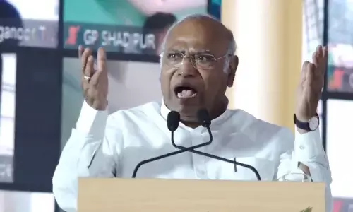 संस्थाओं का गला घोंटकर लोकतंत्र पर प्रणालीगत हमला: खड़गे संस्थाओं का गला घोंटकर लोकतंत्र पर प्रणालीगत हमला: खड़गे