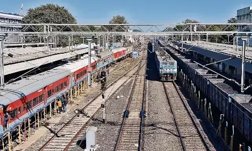 अमरकंटक एक्सप्रेस का मार्ग बदला नहीं बचा कोई विकल्प, यात्री परेशान अमरकंटक एक्सप्रेस का मार्ग बदला नहीं बचा कोई विकल्प, यात्री परेशान