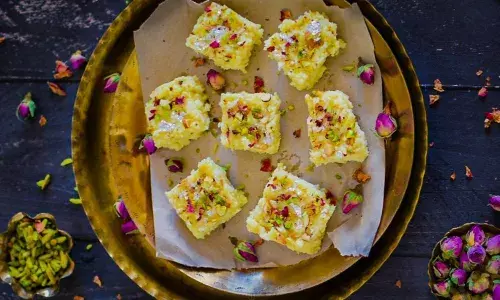 गणेश चतुर्थी पर इस तरह से बनाएं कलाकंद, हर कोई करेगा तारीफ गणेश चतुर्थी पर इस तरह से बनाएं कलाकंद, हर कोई करेगा तारीफ