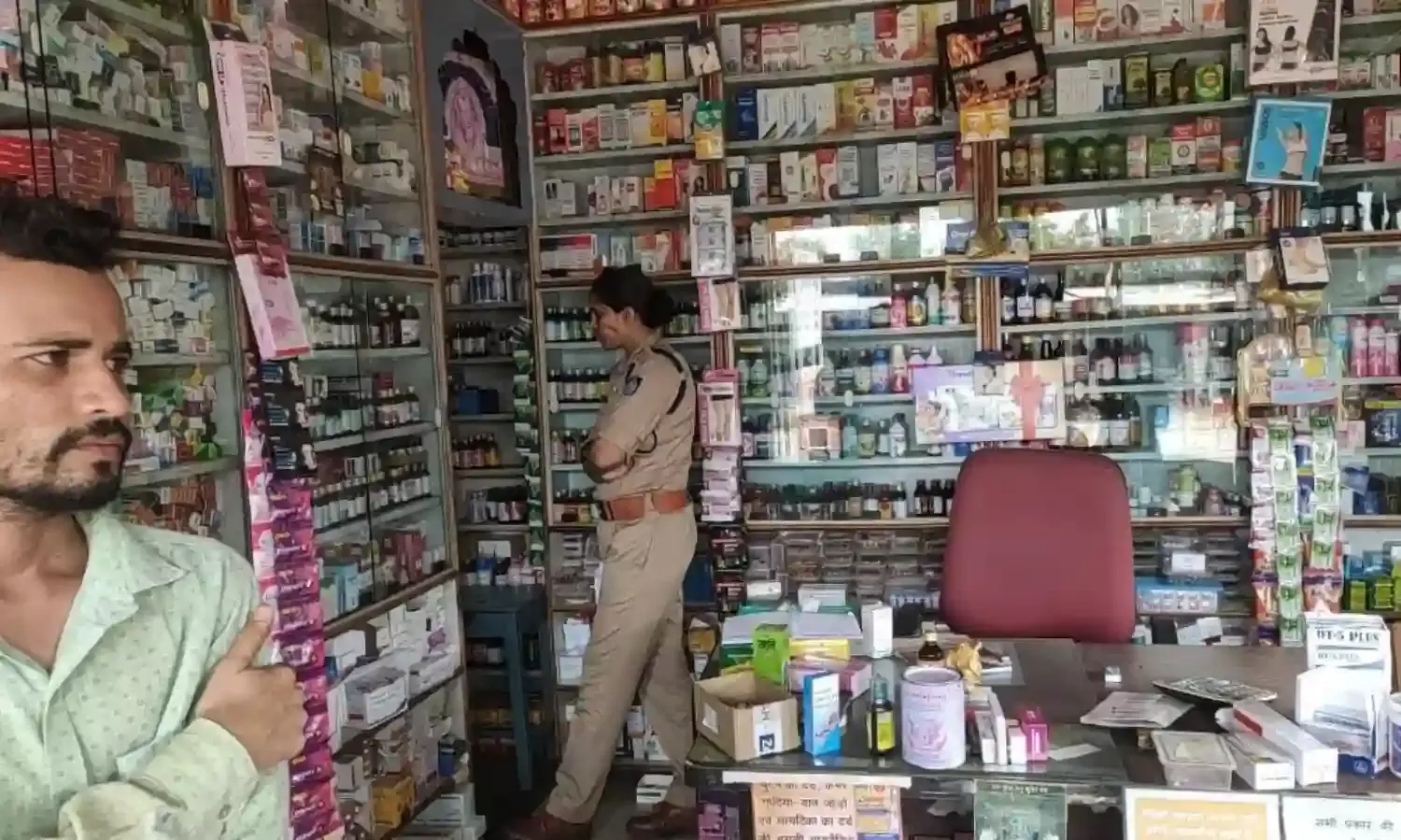 अमानगंज में अस्पताल के सामने संचालित चतुर्वेदी मेडिकल स्टोर में रात्रि में घुसे चोर