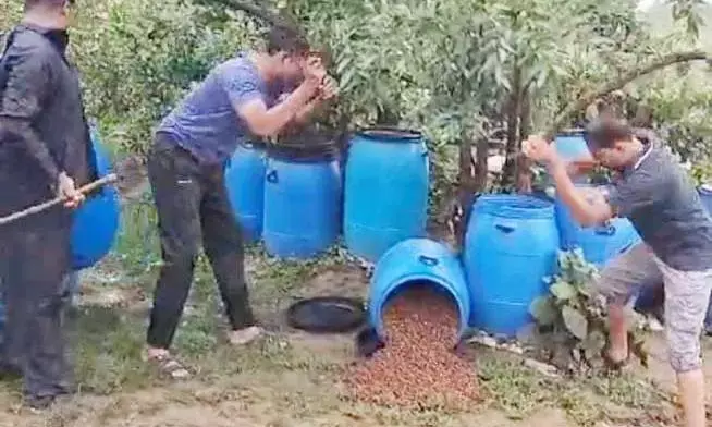 कारधा पुलिस ने अवैध शराब अड्डे पर मारा छापा