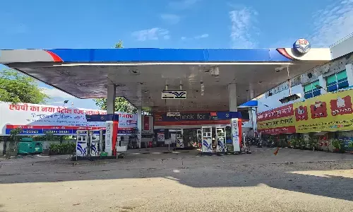 सरकार से बातचीत के बाद पेट्रोल पंप संचालकों ने हड़ताल स्थगित की सरकार से बातचीत के बाद पेट्रोल पंप संचालकों ने हड़ताल स्थगित की