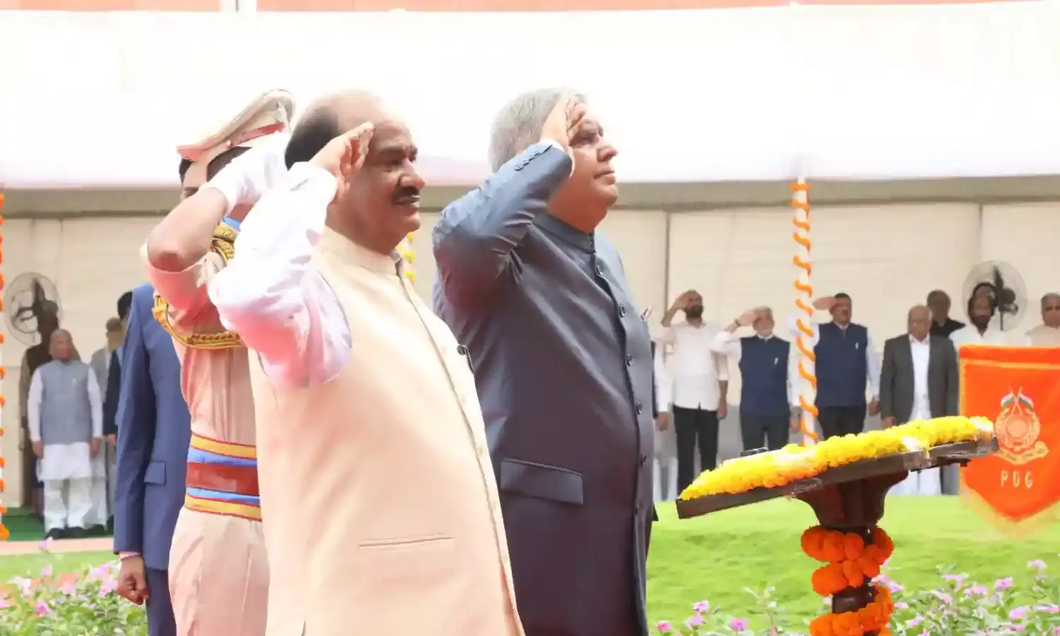 उपराष्ट्रपति धनखड़ ने नई संसद भवन के गज द्वार पर राष्ट्रीय ध्वज फहराया