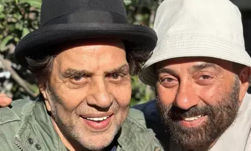 सनी देओल ने पापा धर्मेंद्र के साथ शेयर की सेल्फी, बहन ईशा देओल का कमेंट हो रहा वायरल