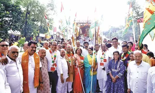 जयघोष से गूंजा ध्वजा यात्रा मार्ग, धूमधाम से निकली बाबा की ध्वजायात्रा