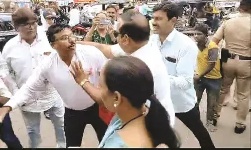 महानगर पालिका में ग्रापं कर्मचारियों ने परिवार समेत की आत्मदाह की कोशिश