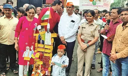 लकड़ी के बैलों को सजाकर नन्हें-मुन्नों ने मनाया तान्हा पोला लकड़ी के बैलों को सजाकर नन्हें-मुन्नों ने मनाया तान्हा पोला