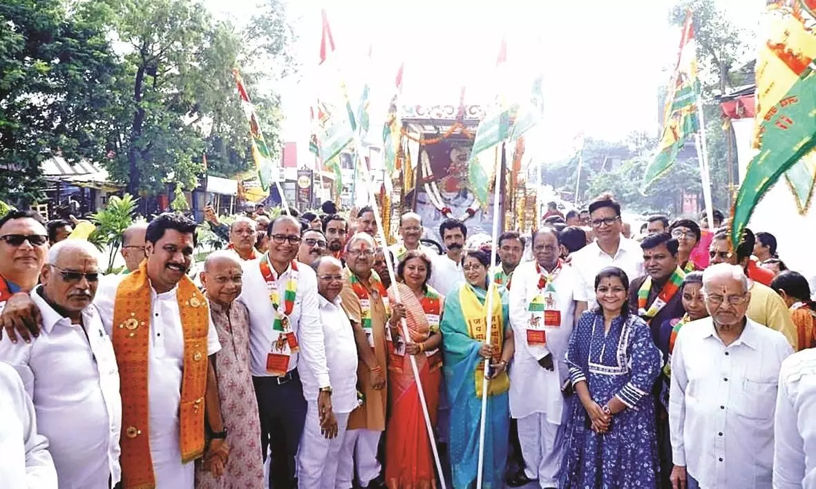 जयघोष से गूंजा ध्वजा यात्रा मार्ग, धूमधाम से निकली बाबा की ध्वजायात्रा जयघोष से गूंजा ध्वजा यात्रा मार्ग, धूमधाम से निकली बाबा की ध्वजायात्रा