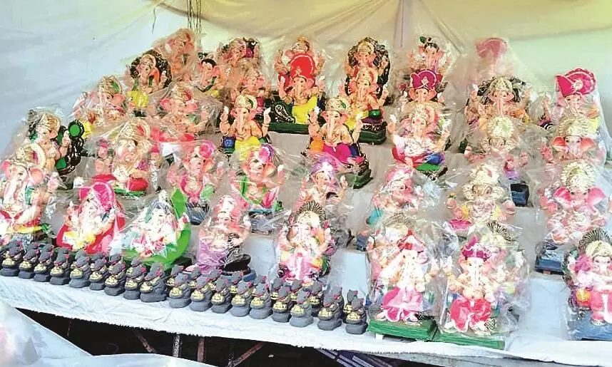 मूर्ति - सजावट और पूजन सामग्री पर महंगाई का असर मूर्ति - सजावट और पूजन सामग्री पर महंगाई का असर