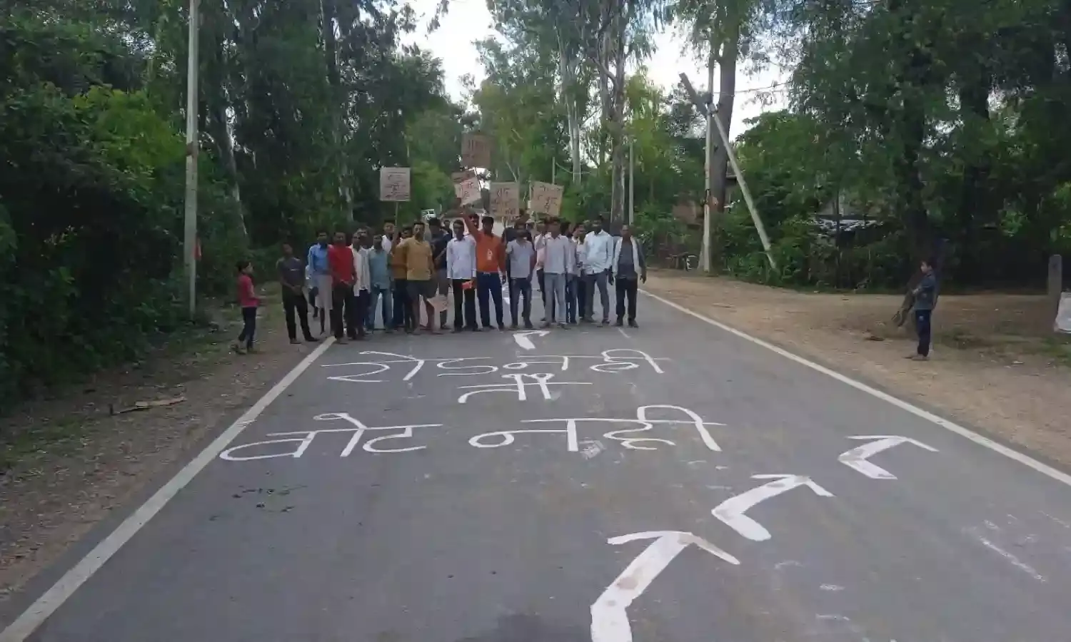 भाजपा की जन आशीर्वाद यात्रा में लगे रोड नहीं तो वोट नहीं के नारे