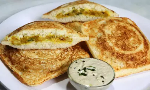 इस आसान रेसिपी से कुछ ही मिनटों में ब्रेकफास्ट के लिए बनाएं सूजी सैंडविच