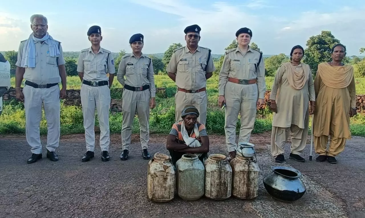 आबकारी पुलिस ने दो रिहायशी मकानो में मारा छापा, १४६ लीटर कच्ची शराब जप्त आबकारी पुलिस ने दो रिहायशी मकानो में मारा छापा, १४६ लीटर कच्ची शराब जप्त