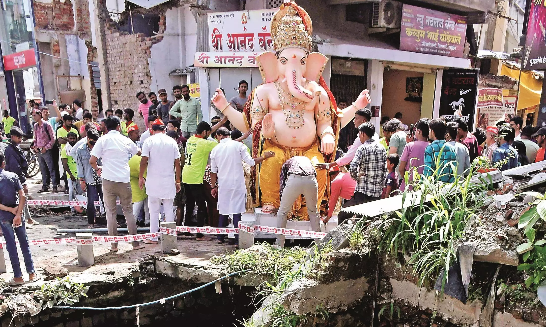 विध्नहर्ता के मार्ग में विघ्न- चितारओली-बडकस चौक पर गड्ढों से स्वागत विध्नहर्ता के मार्ग में विघ्न- चितारओली-बडकस चौक पर गड्ढों से स्वागत