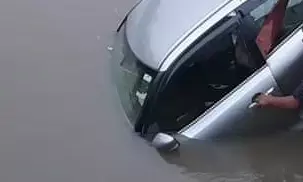 विदिशा में गड्ढे में गिरी कार, चार की मौत