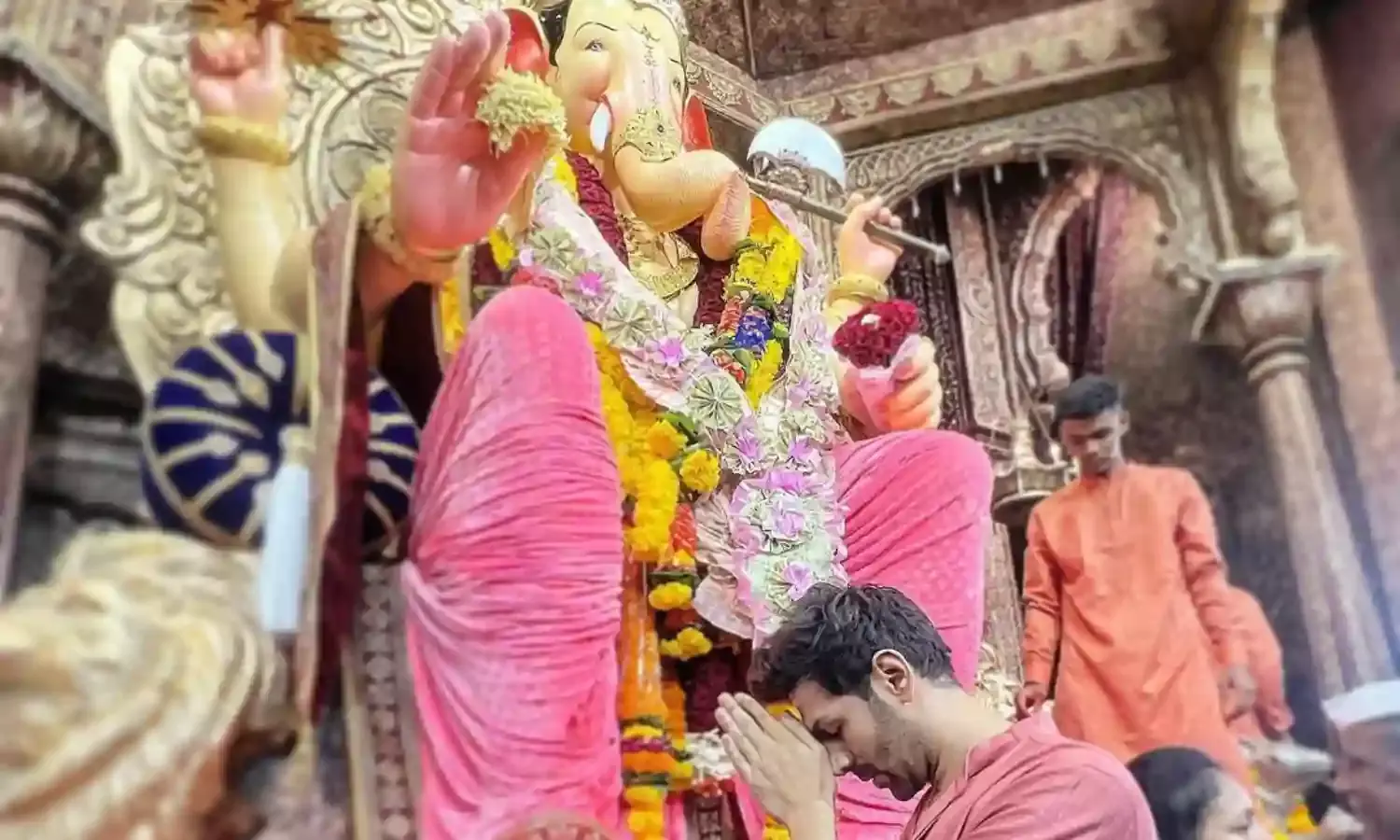 गणेश चतुर्थी के पहले दिन लालबागचा राजा के दर्शन करने पहुंचे कार्तिक आर्यन