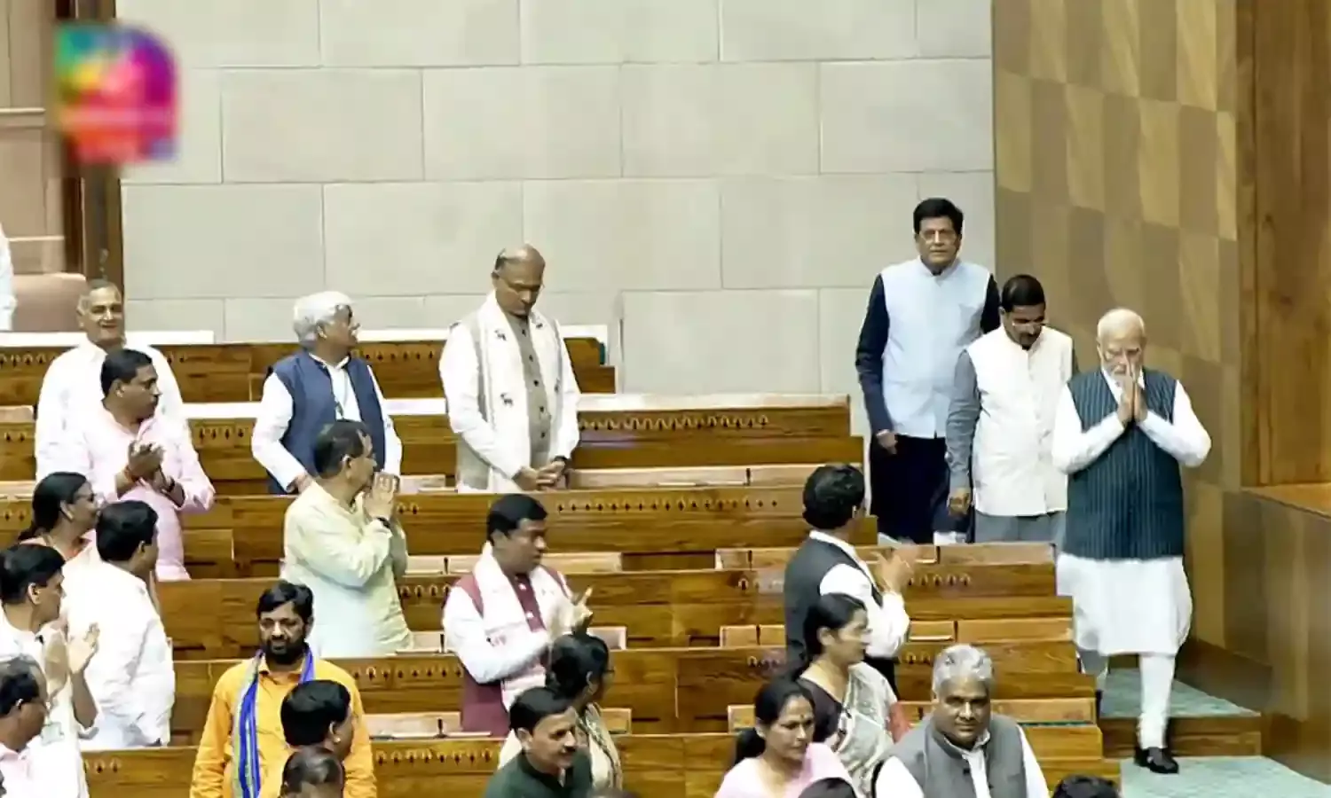 महिला आरक्षण बिल पेश करने के दौरान कन्फ्यूजन, राजनाथ को समझाते दिखे शाह