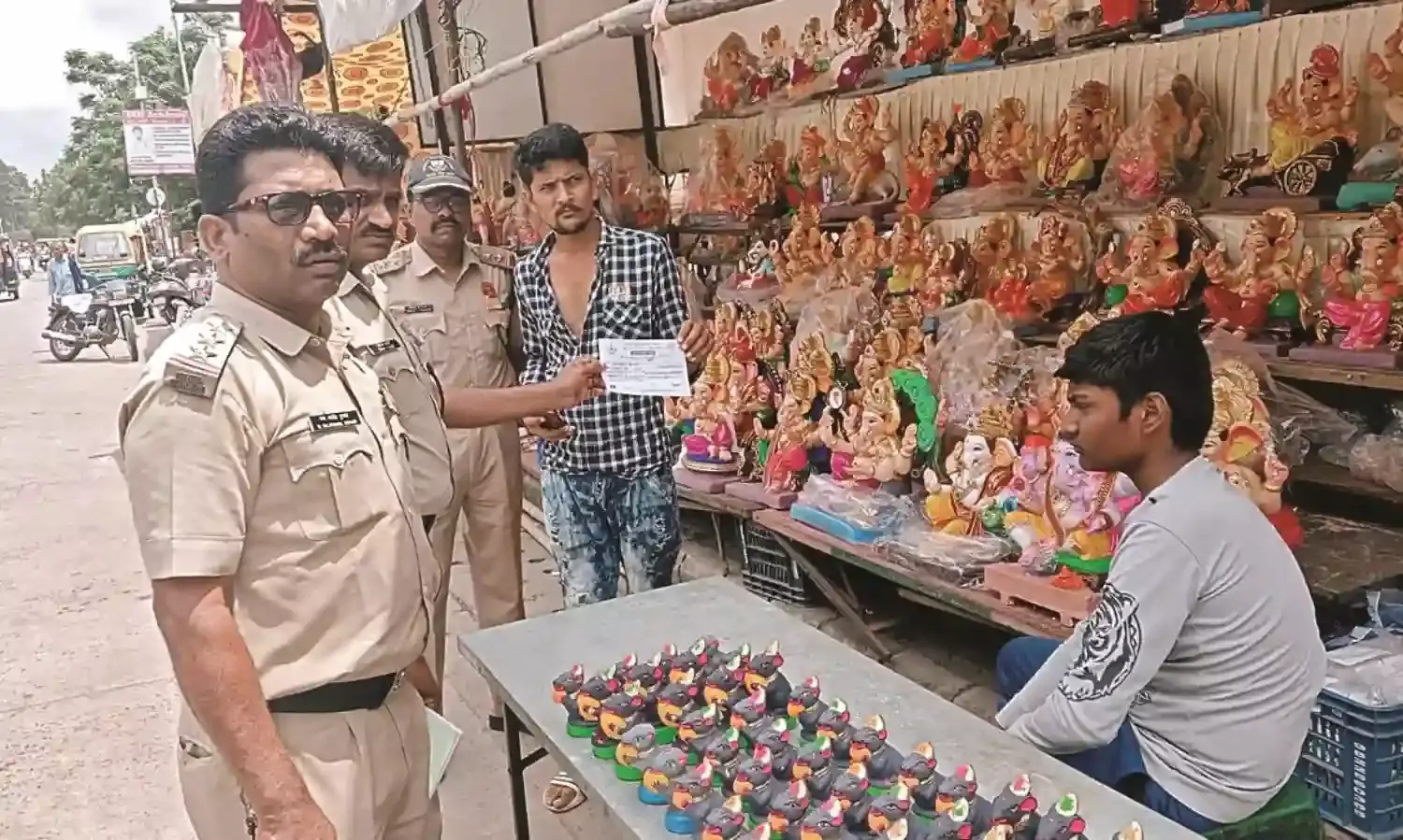 दो पीओपी गणेश मूर्ति विक्रेताओं पर कार्रवाई