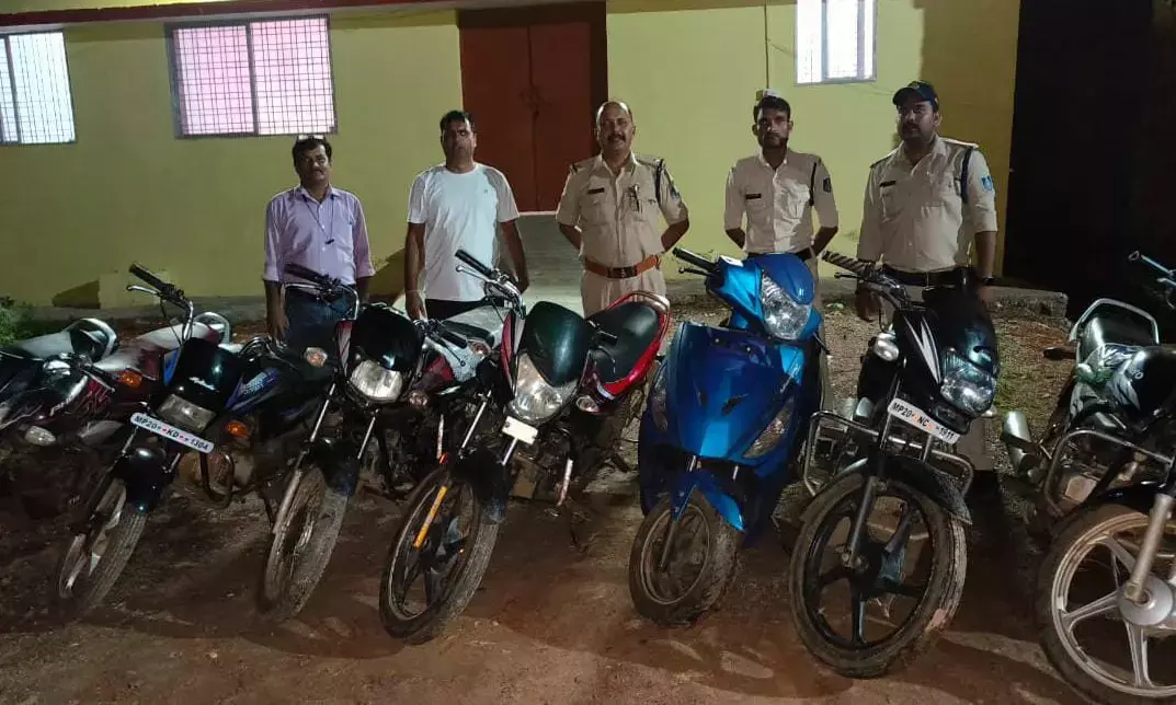 चोरी की बाइक से कर रहे थे अवैध कारोबार
