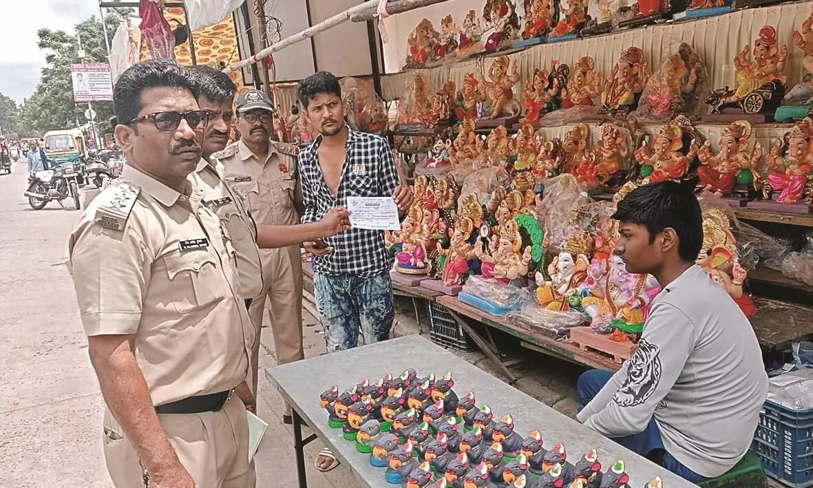 दो पीओपी गणेश मूर्ति विक्रेताओं पर कार्रवाई दो पीओपी गणेश मूर्ति विक्रेताओं पर कार्रवाई