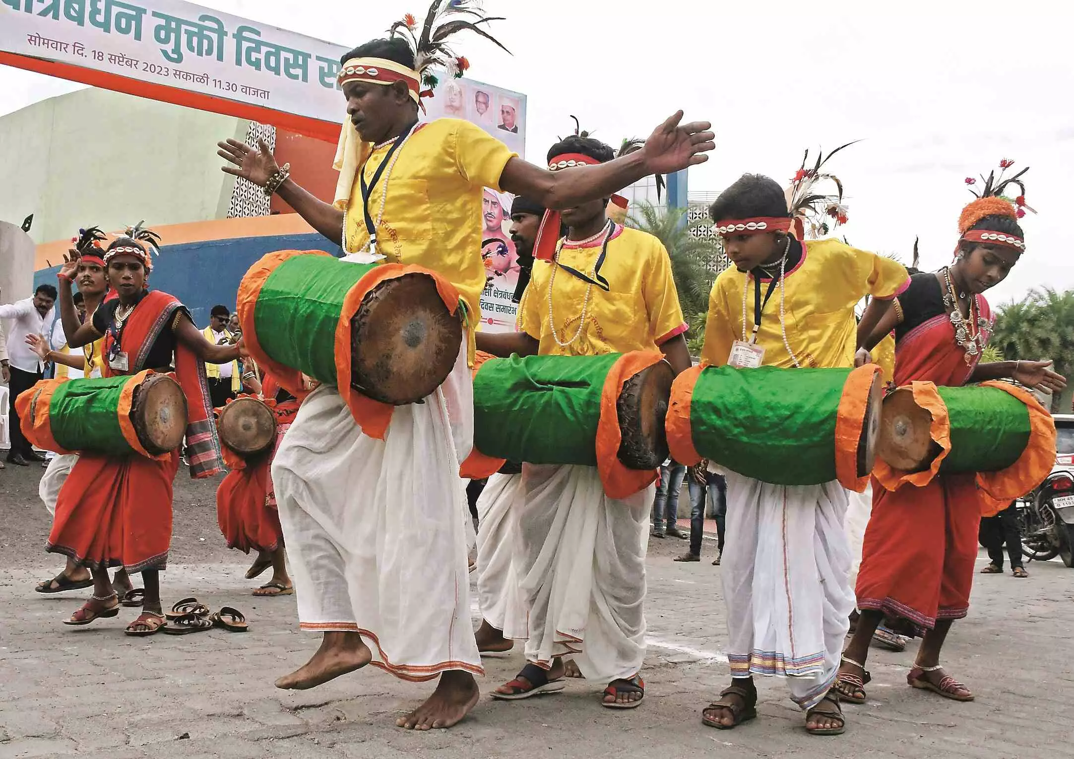 आदिवासियों को न्याय, संरक्षण के लिए योगदान दें - मोघे आदिवासियों को न्याय, संरक्षण के लिए योगदान दें - मोघे