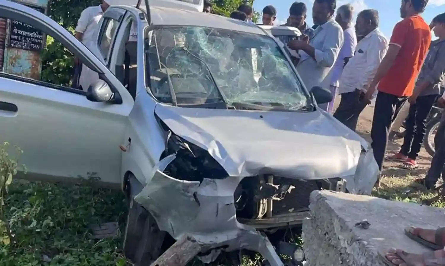 पहिया फटने से कार डिवाइडर से टकराई, चार गंभीर जख्मी