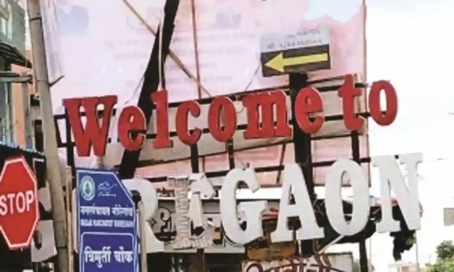 गाेरेगांव में बिजली के पोल पर लटके होर्डिंग्स से हादसे की आशंका