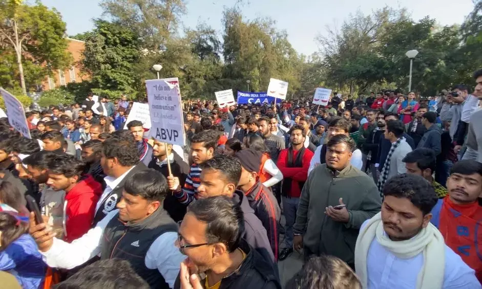 छात्रों ने एक-दूसरे पर लगाया मारपीट और तोड़फोड़ का आरोप