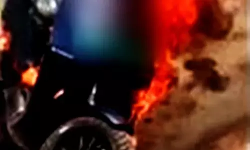 चार्जिंग के दौरान ई-स्कूटर की बैटरी में हुआ विस्फोट चार्जिंग के दौरान ई-स्कूटर की बैटरी में हुआ विस्फोट