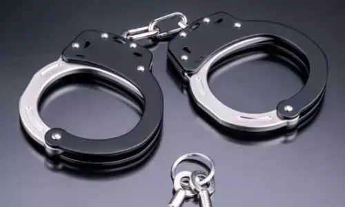 सरकार का अधिकारी रिश्वत लेते रंगे हाथ पकड़ा गया