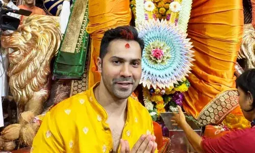 वरुण धवन ने लालबागचा राजा के किए दर्शन, गणपति बप्पा से लिया आशीर्वाद