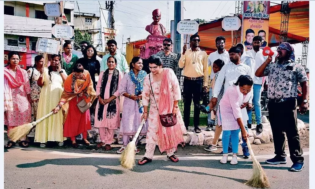 पटवारियों ने खुद के शरीर पर कोड़े बरसाकर जताया विरोध पटवारियों ने खुद के शरीर पर कोड़े बरसाकर जताया विरोध
