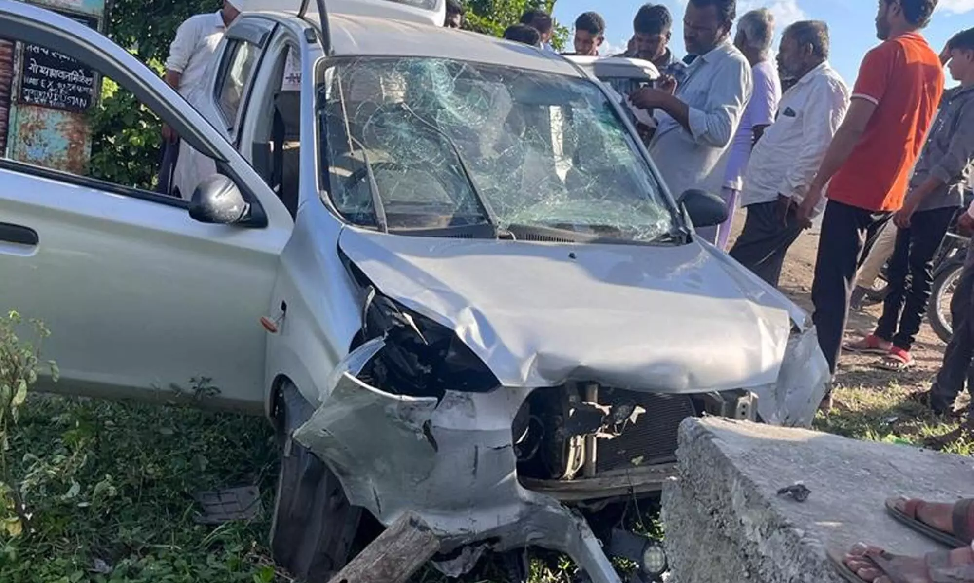 पहिया फटने से कार डिवाइडर से टकराई, चार गंभीर जख्मी पहिया फटने से कार डिवाइडर से टकराई, चार गंभीर जख्मी