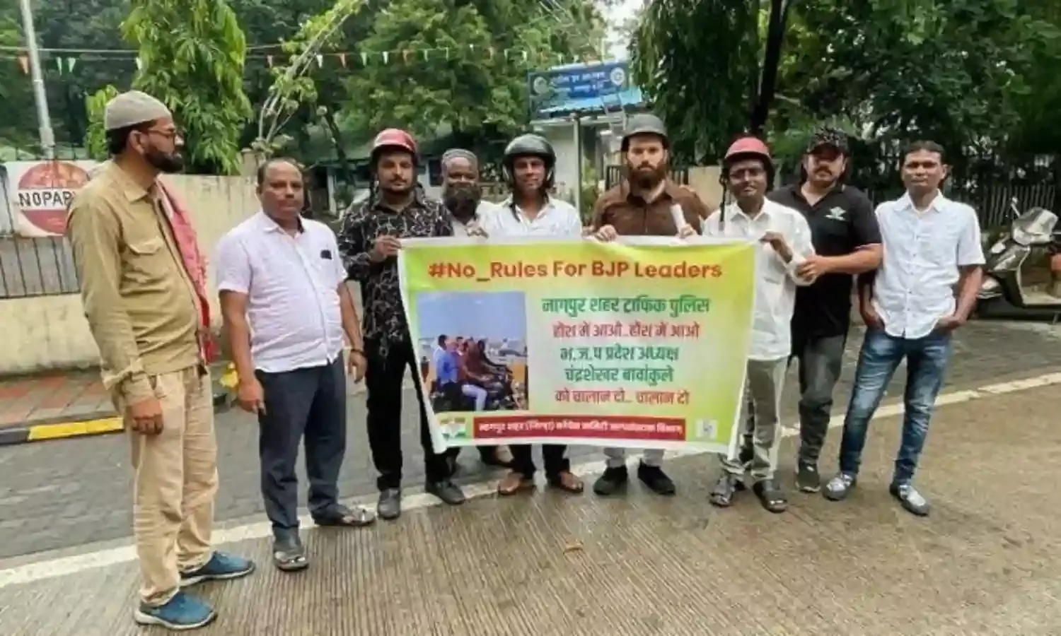 हेलमेट को लेकर बावनकुले के विरोध में प्रदर्शन, कार्रवाई की मांग