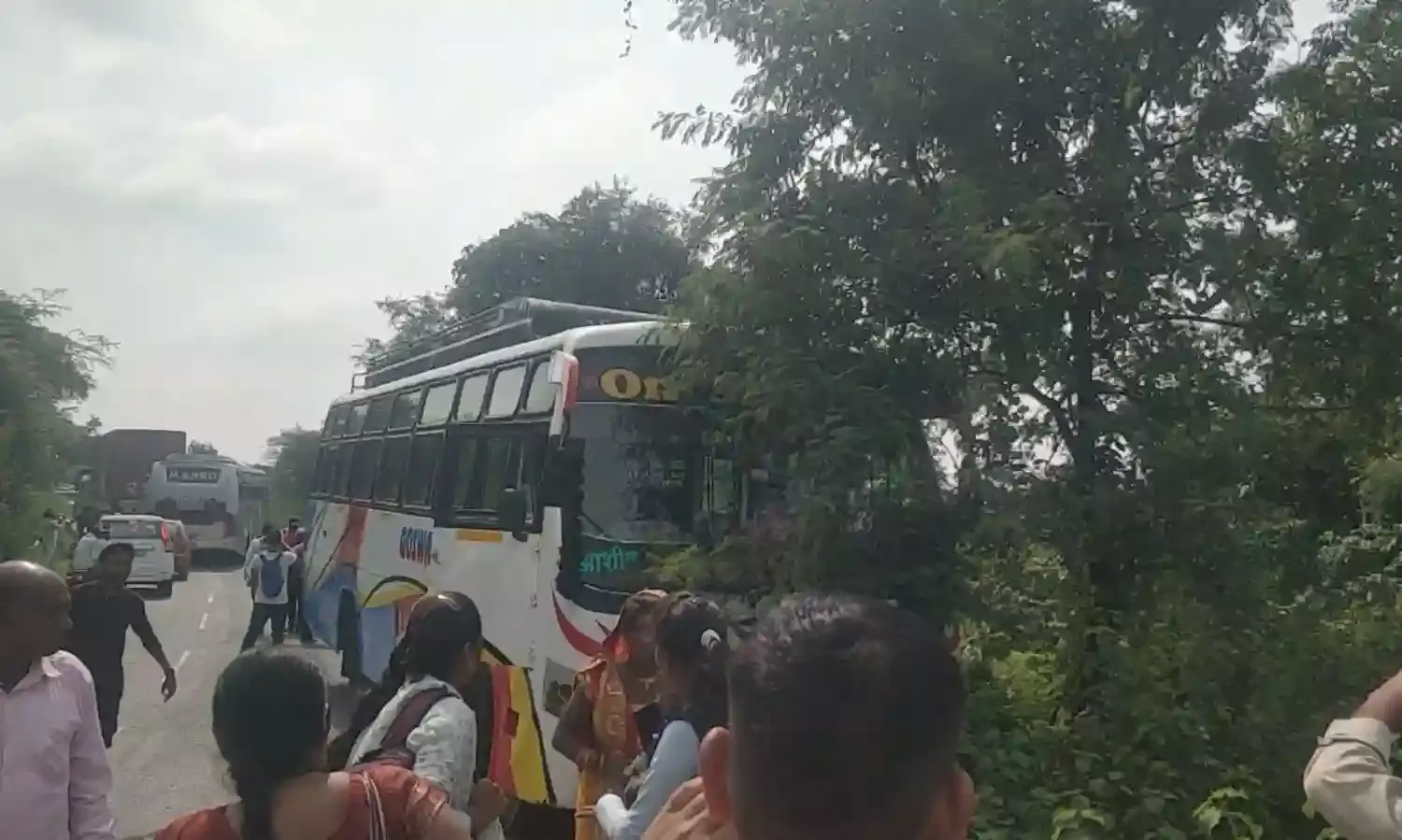 यात्री बस को कंटेनर ने मारी टक्कर, खाई में गिरने से बची बस