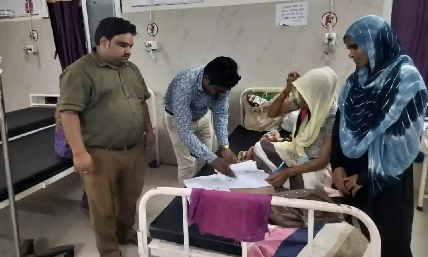 अस्पताल पहुंचे बैंककर्मी, हितग्राही से सम्पन्न कराई कागजी कार्यवाही