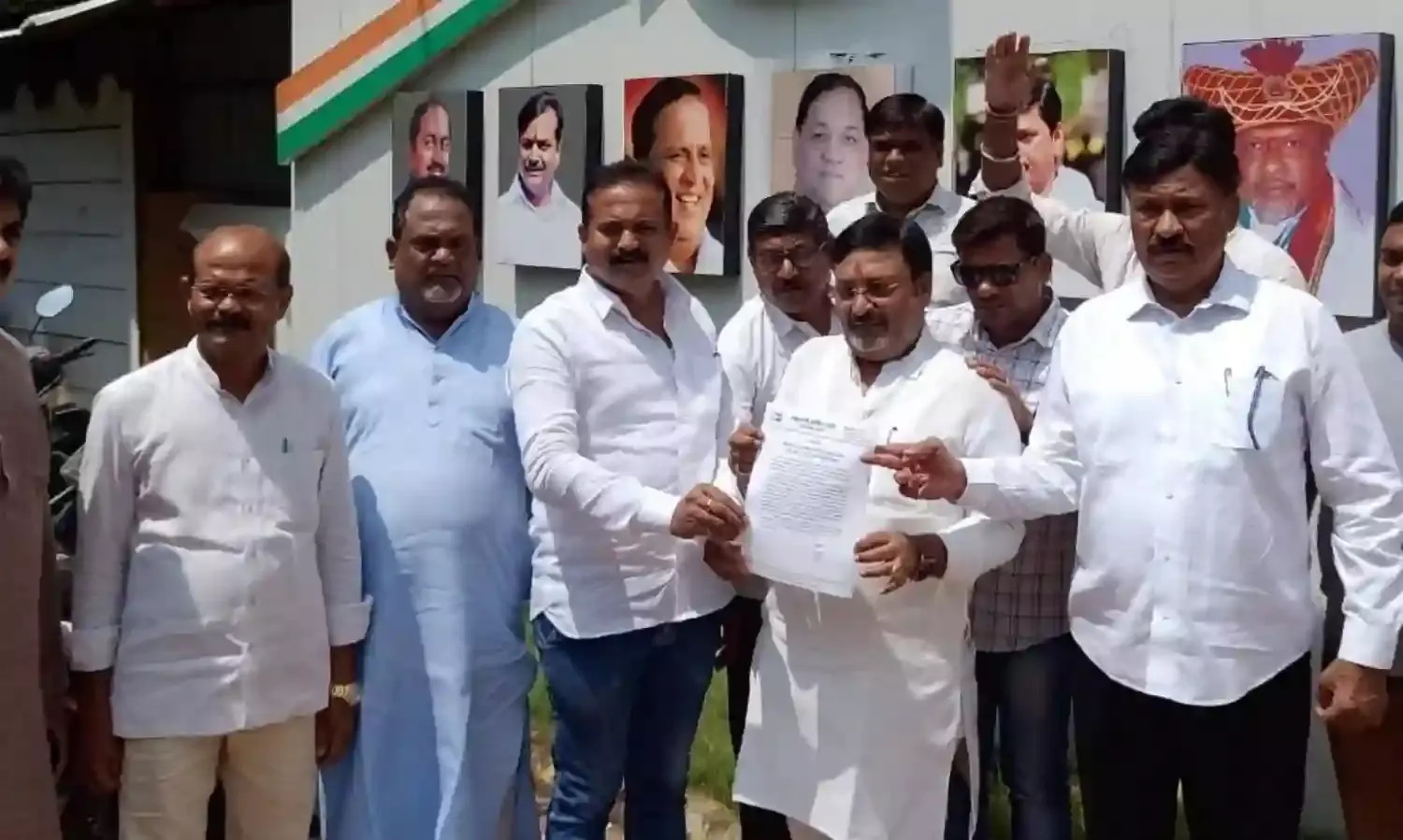 विधायक पडलकर को जूते मारने पर 1 लाख का इनाम