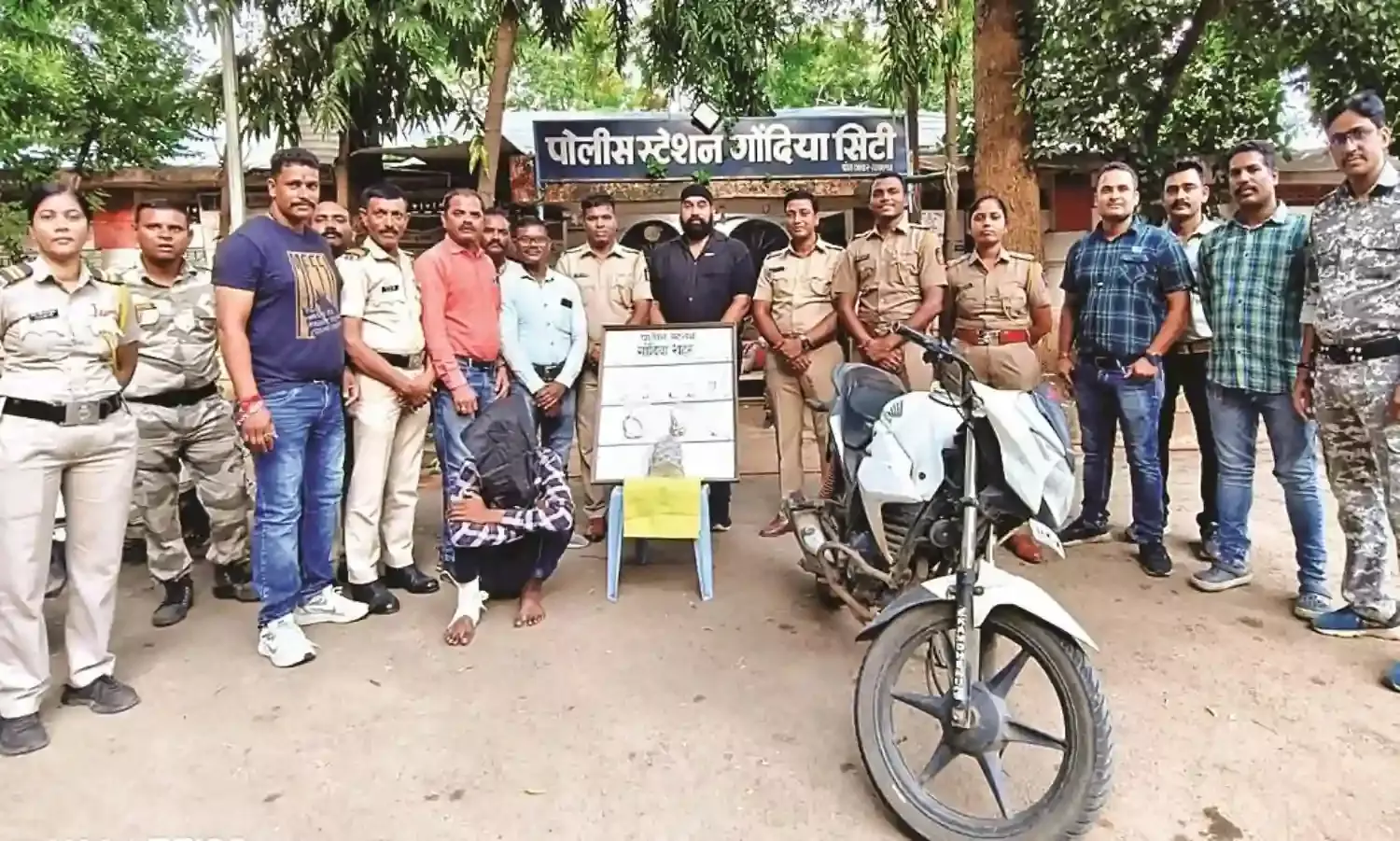पुलिस की गिरफ्त में मंदिर में चोरी करनेवाला