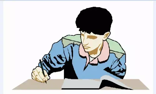 परीक्षा में नकल का बदला तरीका, अब पर्ची नहीं मोबाइल और डिजिटल घड़ी का उपयोग