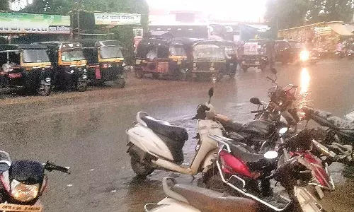 बिजली की कड़कड़ाहट के साथ बरसे मेघ