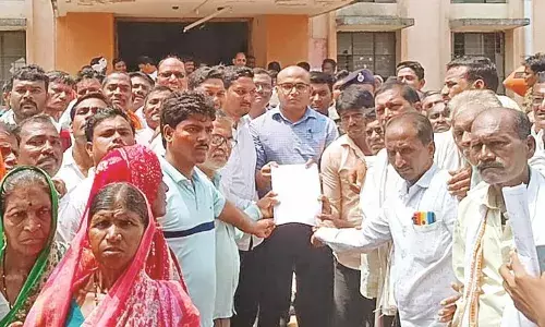 बाढ़ से हुए नुकसान का पंचनामा कर मुआवजा दें, तहसील कार्यालय पहुंचकर सैकड़ों किसानों ने की मांग