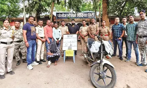 पुलिस की गिरफ्त में मंदिर में चोरी करनेवाला