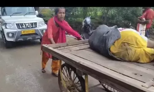 शर्मनाक...! नहीं मिली एम्बुलेंस, पति को ठिलिया पर लेकर तीन किमी दूर अस्पताल पहुंची पत्नी