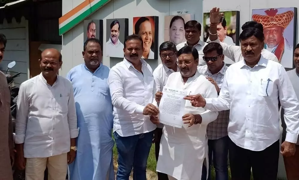 विधायक पडलकर को जूते मारने पर 1 लाख का इनाम विधायक पडलकर को जूते मारने पर 1 लाख का इनाम
