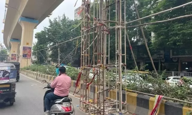 रास्तों पर सजावट व होर्डिंग्स ने बढ़ाई परेशानी रास्तों पर सजावट व होर्डिंग्स ने बढ़ाई परेशानी