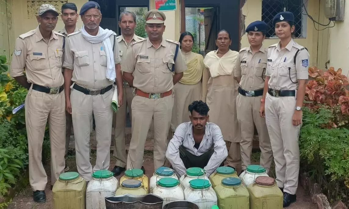 हांथ भट्टी में बनाई जा रही थी महुए से कच्ची शराब, आबकारी पुलिस का छापा, ११२ लीटर कच्ची शराब जप्त हांथ भट्टी में बनाई जा रही थी महुए से कच्ची शराब, आबकारी पुलिस का छापा, ११२ लीटर कच्ची शराब जप्त